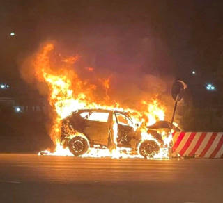 Hải Phòng: Ô tô lao vào dải phân cách rồi bốc cháy