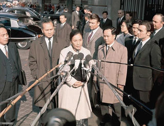 Người thay mặt nhân dân miền Nam cắm ngọn cờ chiến thắng chói lọi