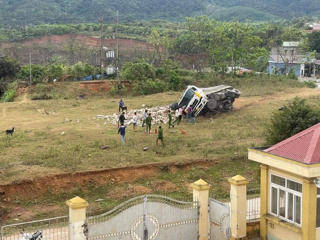 Bị lật xe, tài xế được các chiến sĩ và người dân tham gia ứng cứu