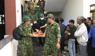 Quảng Nam: Đưa cụ bà nhập viện cấp cứu nghi do bị viêm phế quản