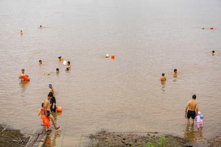 Thời tiết oi bức, người dân Hà Nội ra sông Hồng, Hồ Tây bơi giải nhiệt