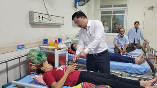 Chủ tịch UBND tỉnh Quảng Nam thăm hỏi người bị thương trong vụ TNGT