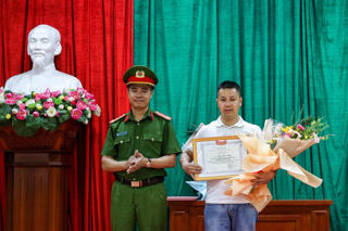 Hà Nội: Khen thưởng người leo tường cứu nạn nhân mắc kẹt trong đám cháy