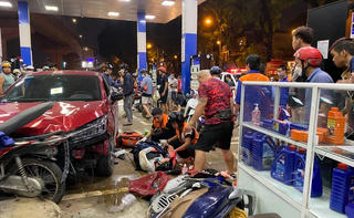 Ô tô bất ngờ lao vào trạm xăng, nhiều người bị thương