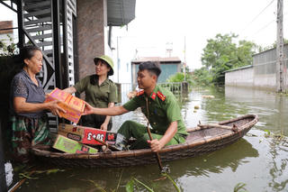 Hà Nội: Công an huyện Chương Mỹ tiếp tế nhu yếu phẩm cho các hộ dân bị ngập lụt