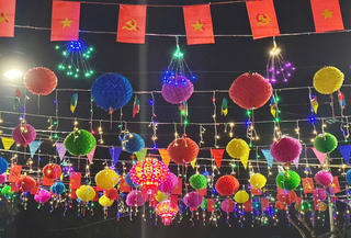 Quảng Bình: Lung linh đường cờ, đèn ngũ sắc chào xuân Ất Tỵ
