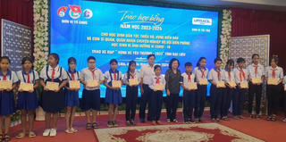 Trao học bổng Vừ A Dính và Vì Hoàng Sa – Trường Sa thân yêu