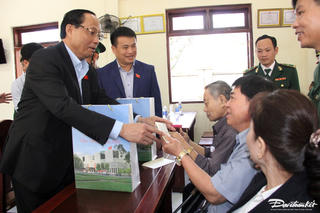 Phó Chủ tịch Quốc hội Trần Quang Phương thăm và chúc Tết cán bộ, chiến sĩ và gia đình chính sách ở Quảng Ngãi