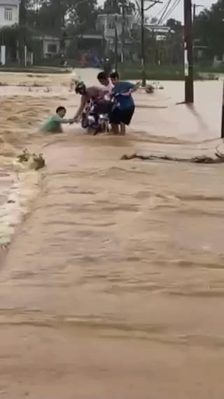 Đà Nẵng: Một học sinh bị lũ cuốn, thoát chết trong gang tấc