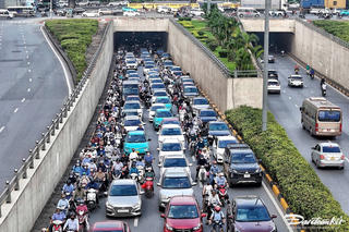 Sau nghỉ lễ 30-4 và 1-5, đường phố Hà Nội ùn ứ kéo dài
