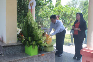 Dâng hương tưởng niệm các Anh hùng liệt sĩ hy sinh ở vùng biên