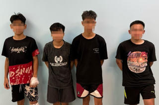 Hà Nội: Tạm giữ 4 thanh niên đánh võng như 'rang lạc' trên cầu Nhật Tân