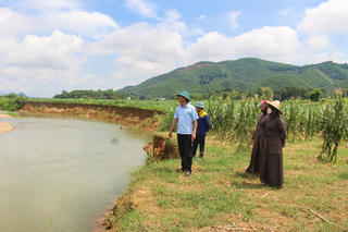 Sông Âm sạt lở, người dân bất an