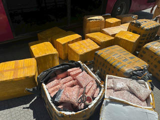 Phát hiện xe khách chở 1 tấn sụn chân gà không rõ nguồn gốc