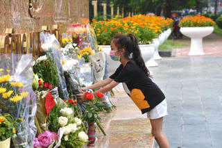 [ẢNH] Xúc động cảnh người dân Thủ đô đặt hoa tưởng niệm, tri ân 3 chiến sĩ PCCC hy sinh 