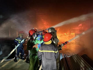 Hà Tĩnh: Xưởng gỗ ép công nghiệp bị thiêu rụi trong đêm