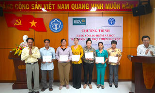 Bến Tre: Trao tặng sổ bảo hiểm xã hội cho người dân có hoàn cảnh khó khăn