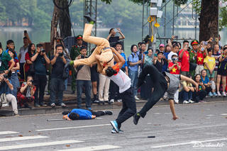 Nữ cảnh sát giao thông trình diễn võ thuật, quật ngã tội phạm tại hồ Hoàn Kiếm