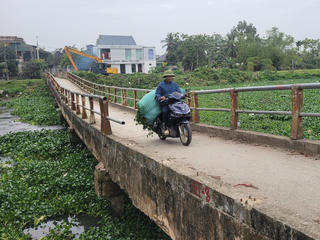 Bất an khi qua cầu hàng chục năm tuổi