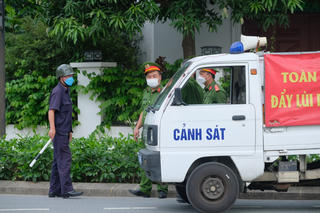 An ninh siết chặt bên ngoài nhà riêng cựu Chủ tịch UBND TP Hà Nội Chu Ngọc Anh