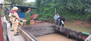 Nam Định: Mang tàu không giấy tờ đi hút trộm cát trên sông Đào