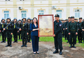 Phó Chủ tịch nước Võ Thị Ánh Xuân thăm và làm việc tại Trung đoàn CSCĐ Tây Nguyên
