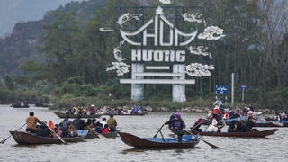 Gần 3 vạn du khách trong ngày khai hội Chùa Hương 2023