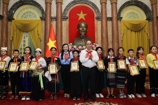 Chủ tịch nước Nguyễn Xuân Phúc: Tạo điều kiện tốt nhất cho công tác chăm sóc, giáo dục thiếu niên nhi đồng