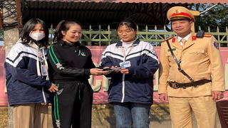 Hai học sinh nhặt được điện thoại, nhờ CSGT trả người đánh rơi