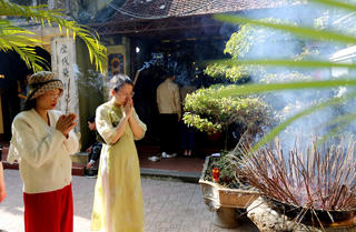 Hà Tĩnh: Hàng vạn người tới đền thờ Chế thắng Phu nhân cầu bình an