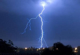 Quảng Ninh: Đang trú mưa, thanh niên bị sét đánh tử vong