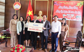 Thaco trao tặng 500 triệu đồng cho Quỹ “Vì người nghèo” ở Quảng Nam