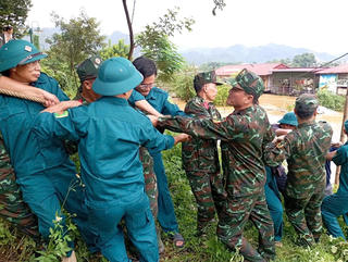 Lực lượng vũ trang tỉnh Tuyên Quang giúp dân khắc phục bão lũ