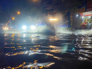 Nhiều tuyến đường ở TP Hà Tĩnh ngập sâu sau cơn mưa lớn