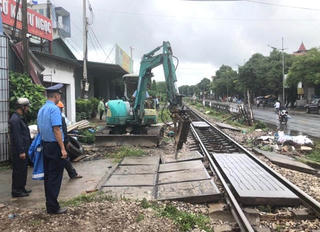 Ẩn họa từ đường ngang tự mở