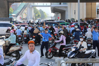 Hà Nội: Rào chắn đường Nguyễn Trãi ùn tắc kéo dài, giao thông hỗn loạn