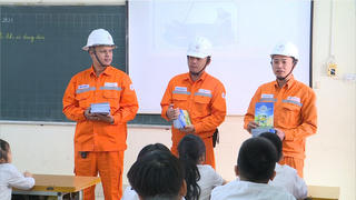 EVNHANOI: Tuyên truyền và lựa chọn kiến thức phù hợp với lứa tuổi học sinh về sử dụng điện an toàn, tiết kiệm
