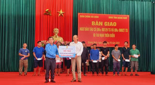 LĐLĐ tỉnh Quảng Nam tặng quà cho các ngư dân gặp nạn trên biển