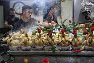 Hà Nội: Gà ngậm hoa hồng đắt khách tại 'chợ nhà giàu' ngày Rằm tháng Giêng