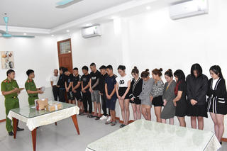 Thanh niên 21 tuổi mở quán karaoke, cho 16 ‘nam thanh, nữ tú’ vào phê ma túy