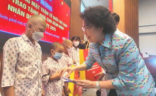 Phó Chủ tịch Tô Thị Bích Châu thăm, tặng quà Tết cho bệnh nhân ung thư