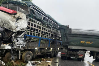 Hai xe tải đấu đầu, đoạn qua Quốc lộ 3 bị ách tắc hoàn toàn