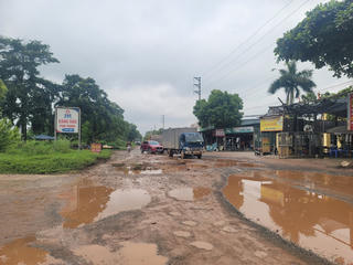 Hà Nội: Phương tiện chật vật di chuyển qua đoạn đường xuống cấp