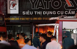 Cháy tại cửa hàng bán máy rửa xe ở Hà Nội