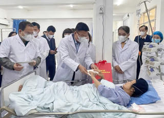 Phó Thủ tướng Lê Thành Long thăm, tặng quà Tết người dân Cao Bằng