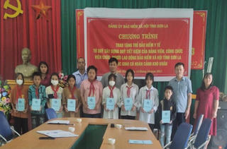 Sơn La: Tặng gần 300 thẻ bảo hiểm y tế cho học sinh có hoàn cảnh khó khăn.