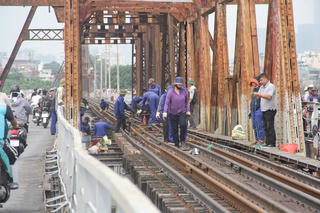 Thận trọng khi tu sửa cầu Long Biên