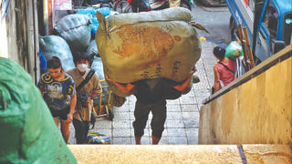 ‘Cửu vạn’ chợ Đồng Xuân