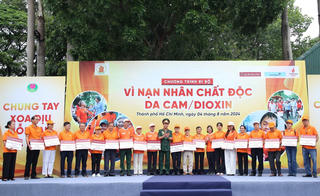Agribank trao tặng sổ tiết kiệm cho các gia đình nạn nhân chất độc da cam
