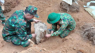 Phát hiện 6 quả lựu đạn trong lúc quy tập hài cốt liệt sĩ
